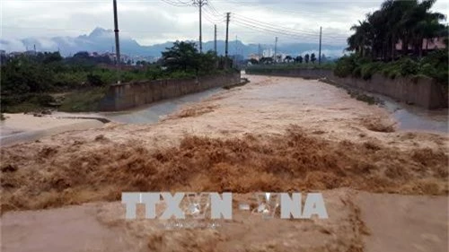 
Nước lũ vẫn tiếp tục đổ về sông, suối ngày càng lớn tại Phường Hữu Nghị, Thành phố Hòa Bình. Ảnh: Thanh Hải - TTXVN
