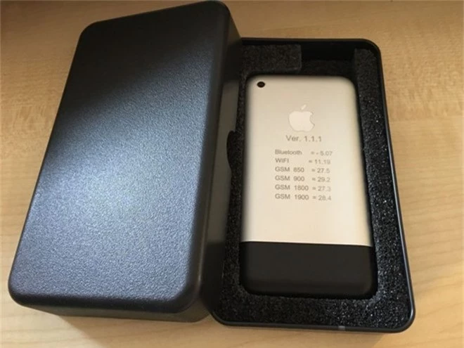 Nguyen mau iPhone chay OS X duoc dau gia 12.000 USD hinh anh 1