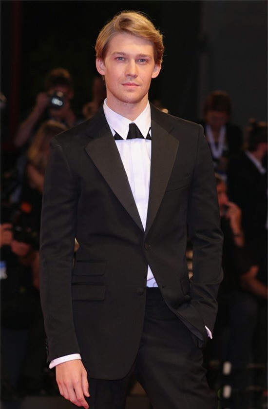 Tình trẻ của Taylor Swift lịch lãm trên thảm đỏ Venice