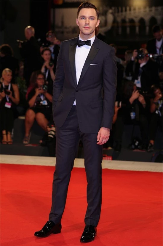 Tài tử Nicholas Hoult là bạn diễn của Emma Stone và Joe Alwyn trong phim mới.