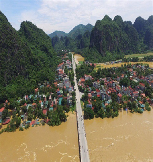 Lũ trên sông Mã: Hơn 20 ngàn người phải đi sơ tán cùng hàng ngàn ngôi nhà ngập sâu