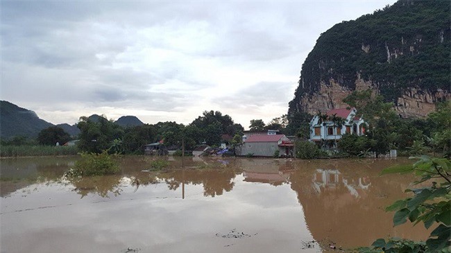 Cư dân vùng hạ lưu Thủy điện Trung Sơn nháo nhào chạy lũ