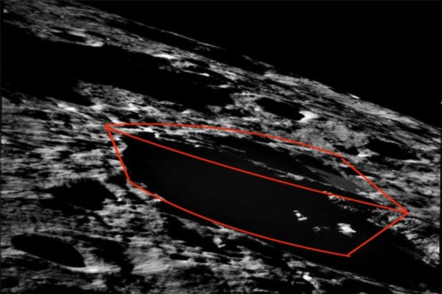 Bí ẩn khối tam giác khổng lồ chình ình trên Mặt trăng