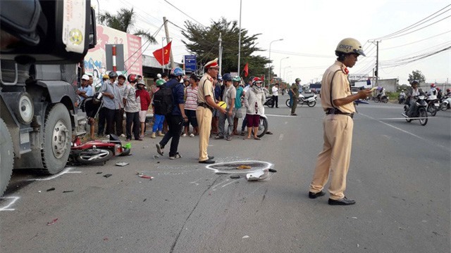 Xe ben tông liên tiếp 2 xe máy khiến 2 người tử vong
