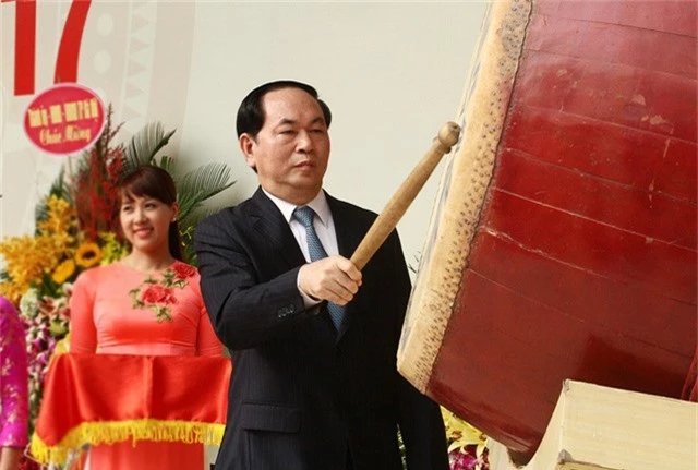 
Chủ tịch nước Trần Đại Quang đánh trống khai giảng năm học 2017- 2018. (Ảnh: Mai Châm)

