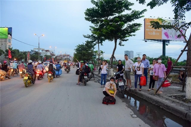 Nhiều người đứng bắt xe tại mặt đường giải phóng.