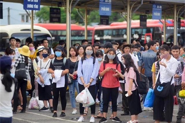 Nhà chờ xe về các tỉnh Thanh Hoá, Hưng Yên, Hà Nam... luôn đông nghịt người.