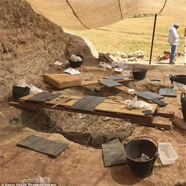 Khu khảo cổ ở vùng Başur Höyük, Thổ Nhĩ Kì chứa nhiều bộ xương của trẻ nhỏ đã bị giết từ Thời đại đồ đồng. Ảnh: DailyMail