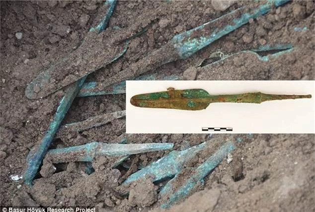 Khoảng 100 mũi giáo nhọn bằng đồng cũng được tìm thấy tại địa điểm khai quật. Ảnh: DailyMail