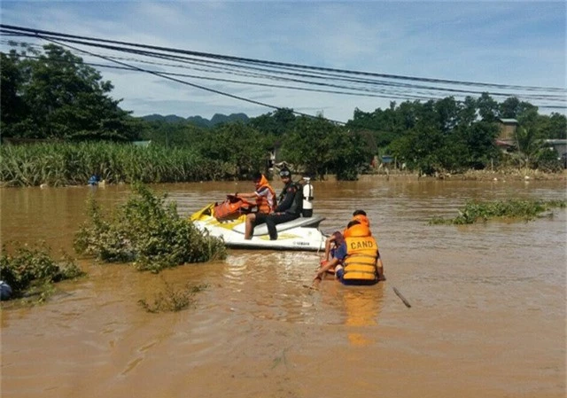 Lực lượng Cảnh sát Phòng cháy chữa cháy đang tìm kiếm các nạn nhân mất tích