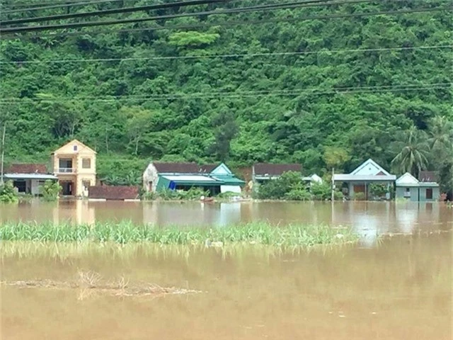 Nhiều nhà dân ngập sâu trong nước vì nước thượng nguồn đổ về.