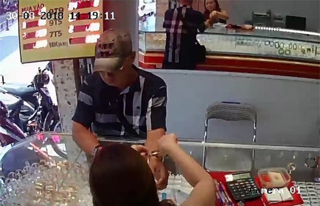 Truy tìm người đàn ông dùng đô giả vào tiệm vàng lừa đảo