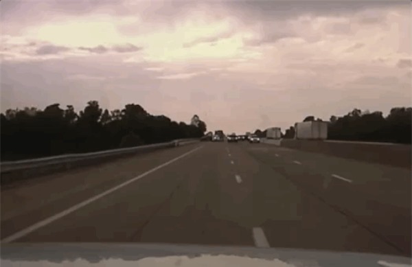 Cận cảnh vụ cảnh sát Mỹ rượt đuổi, vây bắt tội phạm trên đường cao tốc