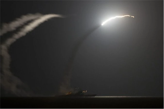 Tàu sân bay mang tên lửa điều khiển USS Philippine Sea (CG-58) nã tên lửa RGM-109 Tomahawk nhằm vào các mục tiêu IS tại Đông Syria hồi tháng 9/2014. (Ảnh: Hải quân Mỹ)
