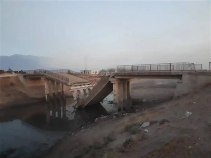 Cản đà tiến công của quân đội Syria, phiến quân liều lĩnh phá hủy 2 cây cầu ở Hama 