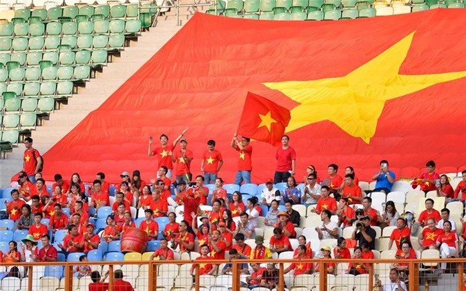 Hình ảnh lá cờ Việt Nam khổng lồ đỏ rực một góc khán đài. Ảnh: Zing