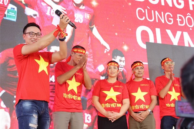 MC VTV có nghĩa cử cực đẹp với Quang Hải
