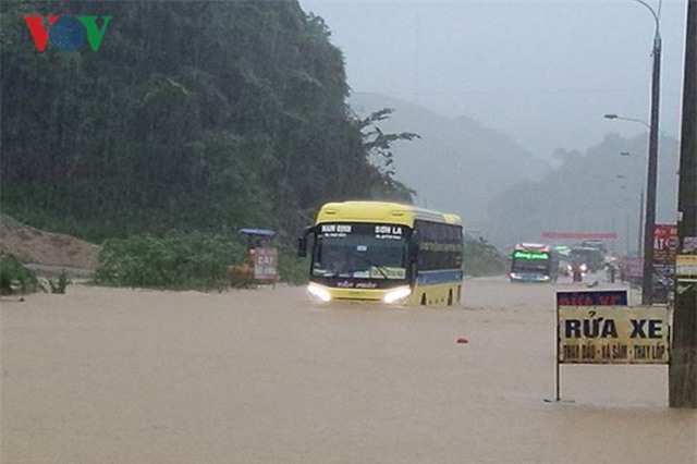 Mưa lũ làm 17 người chết và mất tích