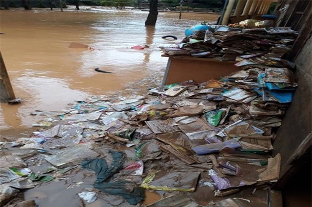 Nhiều trường học gồng mình chống mưa lũ trước ngày khai giảng năm học mới