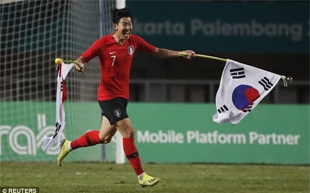 
Son Heung Min ăn mừng tấm huy chương vàng Asiad 2018
