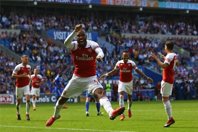 Arsenal thắng chật vật trước Cardiff.