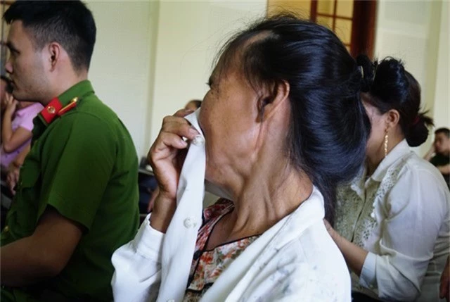 Bà Vũ Thị Minh bật khóc khi con trai không nhận ra mình