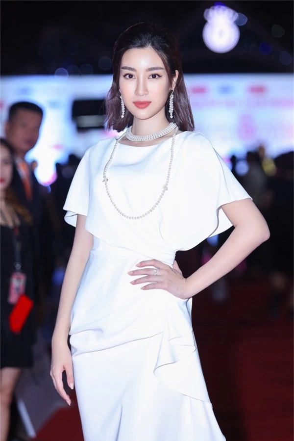 Hoa hậu Việt Nam 2016 Đỗ Mỹ Linh thanh lịch với thiết kế màu trắng. Cô đồng hành xuyên suốt cuộc thi với vai trò ban giám khảo và đương kim Hoa hậu.