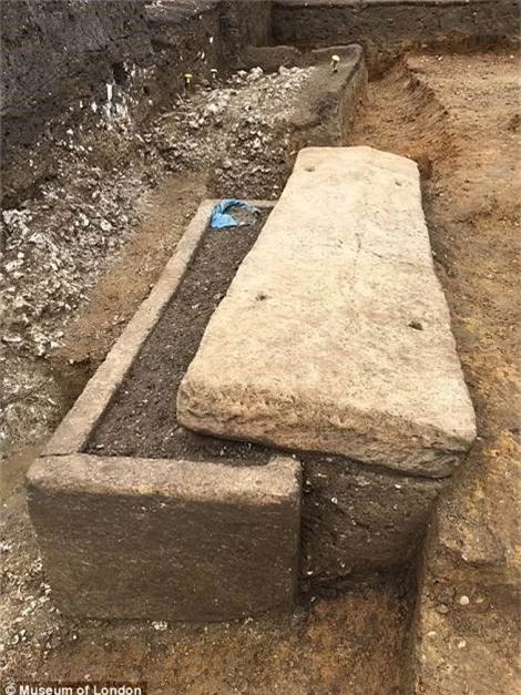 Quan tài cổ bằng đá được các nhà khảo cổ học phát hiện gần khu chợ Borough, London, Anh vào tháng 7/2017.