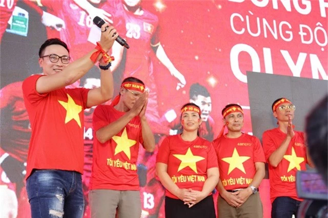 MC Quốc Duy với bản lĩnh sân khấu của một MC cà phê sáng với VTV, Chúng tôi là chiến sĩ, đã truyền lửa cho sự kiện, khi anh duyên dáng và sôi động trở thành một phần không thể thiếu kết nối cảm xúc gia đình các cầu thủ Việt Nam và người hâm mộ cả nước.