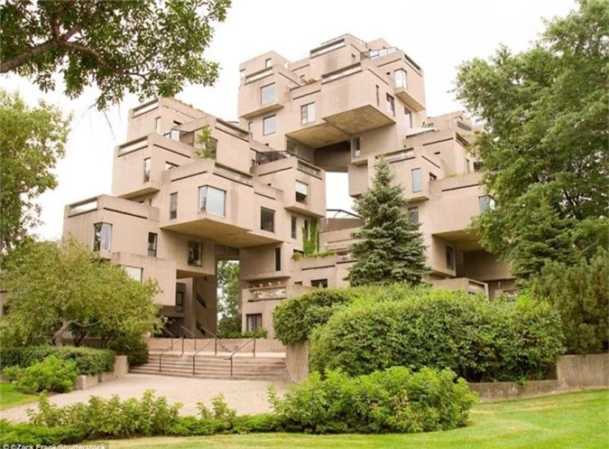 Chung cư Habitat 67 nằm trên cầu cảng Marc - Drouin, thành phố Montreal, Canada. Nó là khu nhà có kiến trúc độc đáo gồm 354 khối lập phương bằng bê tông giống nhau ghép lại. Đây là công trình thiết kế bởi kiến trúc sư Moshe Safdie. Hàng năm Habitat 67 thu hút hàng nghìn khách du lịch khắp nơi trên thế giới đến đây để tận mắt chiêm ngưỡng kiến trúc thú vị này.Ảnh:Shutterstock