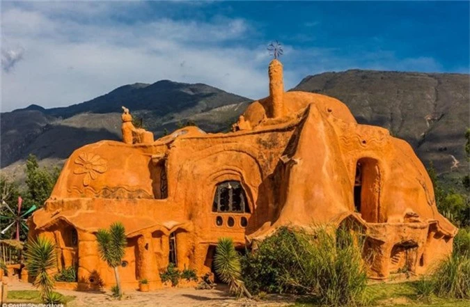 Biệt thự đất sétCasa Terracotta nằm tạithị trấn Villa de Leyva, một vùng quê của Colombia. Nó được xây dựng trên một khoảng đất trống rộng 500 m2, bởi kiến trúc sư Octavio Mendoza Morales. Đây cũng là ngôi nhà gốm lớn nhất thế giới khi sử dụng hoàn toàn đất sét và nung dưới ánh nắng mặt trời.Ảnh:Shutterstock