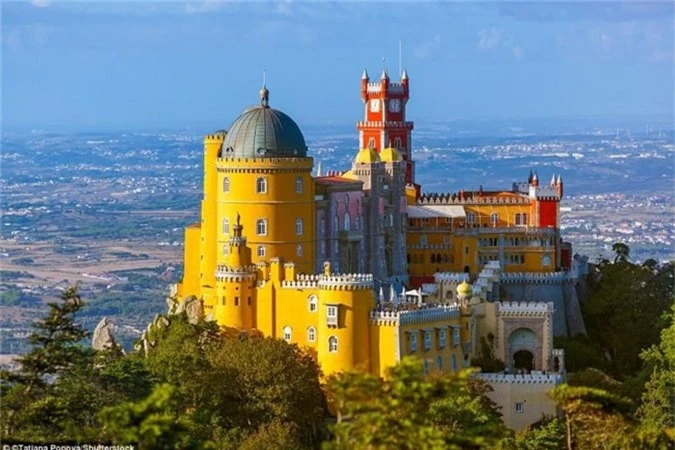 Cung điện quốc gia Pena ở Bồ Đào Nha là lâu đài cổ nhất châu Âu theo phong cách lãng mạn. Penađược xây dựng năm 1842 trên những tàn tích của một tu viện bị hư hỏng nặng trong trận động đất lớn ở Lisbon năm 1755.Ảnh:Shutterstock