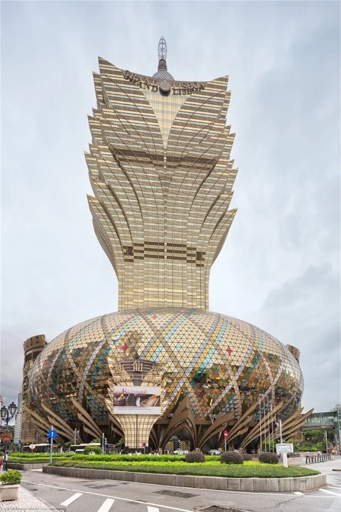 Grand Lisboa là khu tổ hợp khách sạn kiêm sòng bạc ở Ma Cao (Trung Quốc). Nhìn từ bên ngoài, nơi đây trông giống như một bó hoa rực rỡ, đặc biệt là vào buổi tối. Khu sòng bạc Grand Lisboa có hơn 390 bàn chơi và 880 máy đánh bạc cùng nhiều vũ công trình diễn. Ảnh:Shutterstock