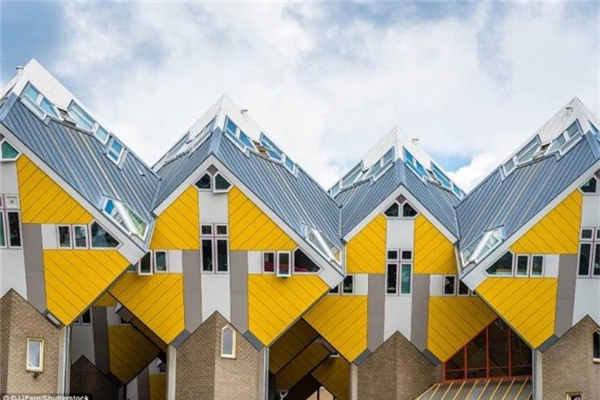 Khu nhà hình lập phương độc đáo này là công trình kiến trúc tại thành phố Rotterdam, Hà Lan. Nó được xây dựng bởi kiến trúc sư Piet Blom vào năm 1984. Ban đầu, mục đích của nó là để giải quyết vấn đề mật độ dân số quá cao, trong khi đó không gian tại thành phố lại quá hạn hẹp. Khu nhà bao gồm 40 căn hộ riêng biệt, xây dựng liền kề nhau, trong đó có 38 căn nhỏ và hai căn lớn. Mỗi khối lập phương được xây nghiêng góc 45 độ, bên dưới là trụ có hình lục giác.Ảnh:Shutterstock