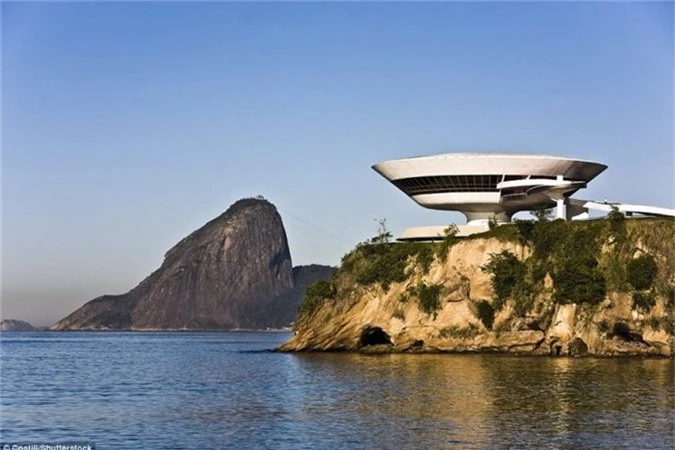 Bảo tàng Nghệ thuật đương đại Niterroi được thiết kế bởi kiến trúc sư nổi tiếng người Brazil - Oscar Niemeyer và được hoàn thành vào năm 1996. Nó có thiết kế giống hình dạng của một chiếc đĩa bay. Mang trong mình một vẻ đẹp kỳ lạ, như đến từ một nền văn minh khác, công trình thu hút sự chú ý và đánh giá cao của tất cả các kiến trúc sư cũng như những người đam mê nghệ thuật.Nó còn được nhận định là biểu tượng cho kiến trúc hiện đại.Ảnh:Shutterstock