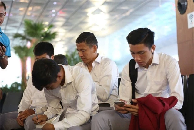 
Các cầu thủ Olympic Việt Nam tỏ ra khá mệt mỏi ở sân bay
