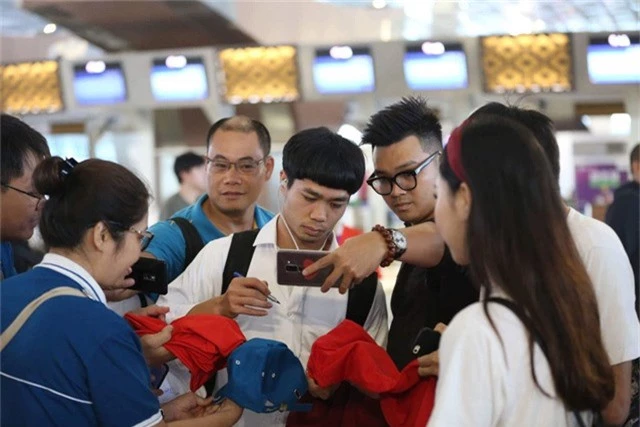 
Người hâm mộ tranh thủ chụp ảnh cùng Công Phượng ở sân bay

