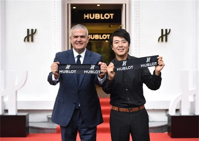 
Sự kiện khai trương Hublot Hà Nội boutique có sự góp mặt của CEO Ricardo Guadalupe và Đại sứ Hublot - nghệ sĩ độc tấu dương cầm Lang Lang.
