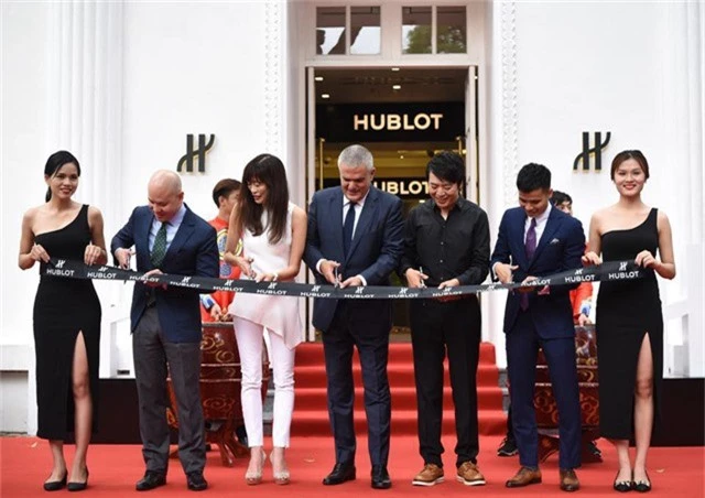 
Lễ cắt bang khánh thành Hublot Boutique có sự góp mặt (từ trái qua) của ông Michael Tay – Giám đốc điều hành nhà phân phối và bán lẻ The Hour Glass, bà Miwa Sakai – Giám đốc Hublot khu vực Châu Á Thái Bình Dương, ông Ricardo Guadalupe CEO Hublot và Đại sứ thương hiệu Lang Lang,
