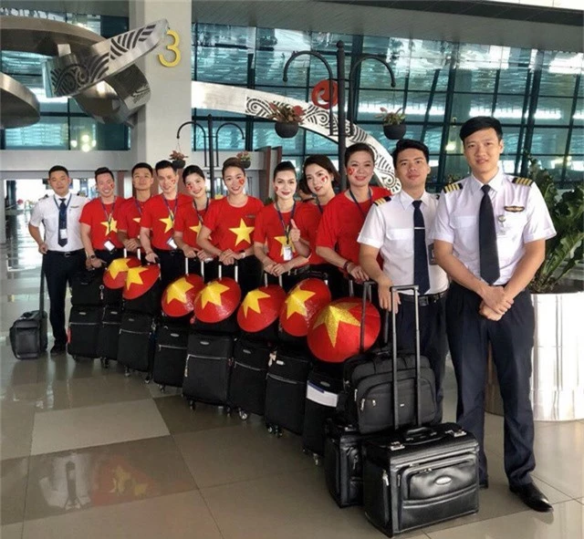 Phi hành đoàn của Vietnam Airlines phục vụ chuyến bay đặc biệt đưa Olympic Việt Nam và đoàn thể thao dự ASEAD về nước sáng 2/9