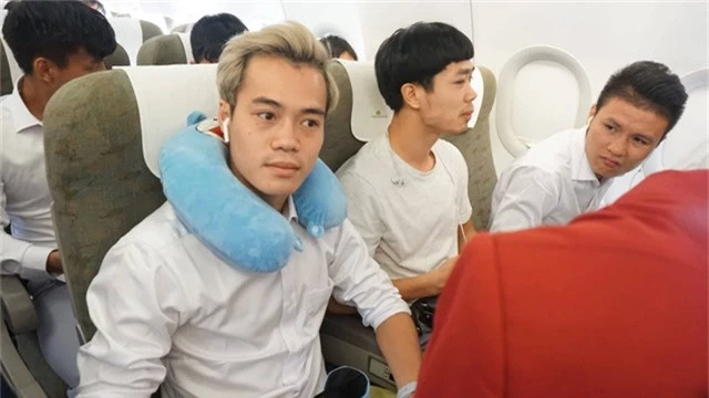 Các cầu thủ Olympic Việt Nam lên máy bay rời Indonesia