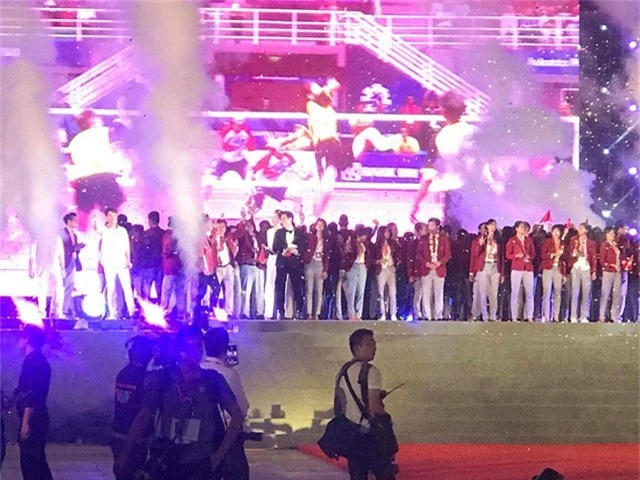  Các vận động viên Thể thao và Olympic Việt Nam trên sân khấu cùng hát vang ca khúc Đường lên đỉnh vinh quang 