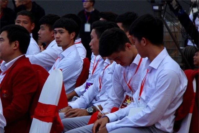  Các tuyển thủ Olympic Việt Nam ký tặng người hâm mộ 