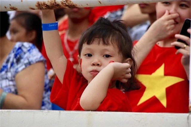  Một cổ động viên nhí chờ được giao lưu với các tuyển thủ Olympic Việt Nam 
