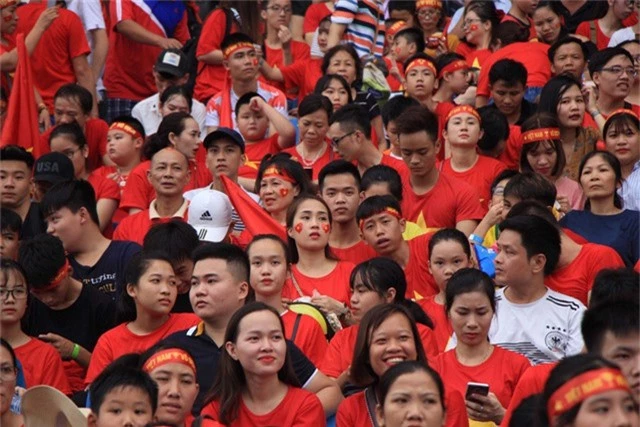  hàng nghìn cổ động viên đã có mặt tại Mỹ Đình. Công tác tổ chức, tổng duyệt chương trình cũng nhanh chóng được hoàn thiện để diễn ra lễ vinh danh và giao lưu với các tuyển thủ Olympic Việt Nam. 
