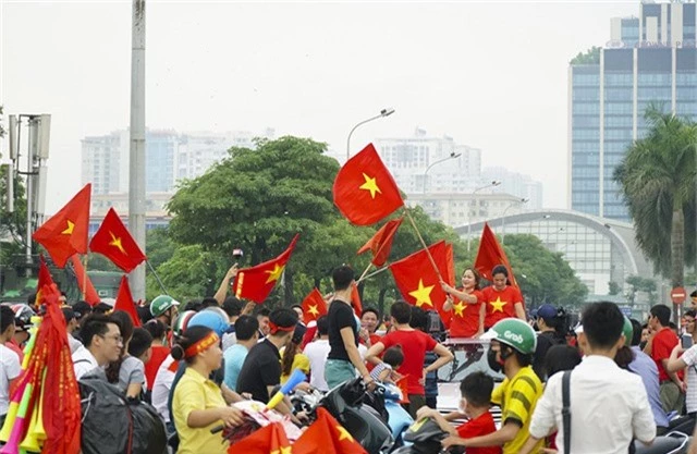  Người hâm mộ háo hức gặp gỡ các tuyển thủ sau chiến tích vào bán kết Asiad 2018 