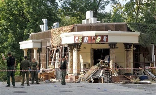 
Hiện trường vụ nổ khiến ông Alexander Zakharchenko thiệt mạng ở Donetsk hôm 31-8 Ảnh: REUTERS
