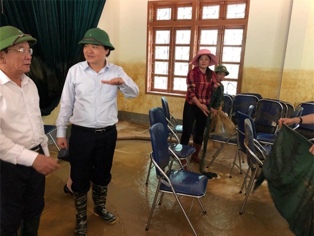 Bộ trưởng Phùng Xuân Nhạ thăm trường Nà Ớt – Sơn La bị lũ tràn qua