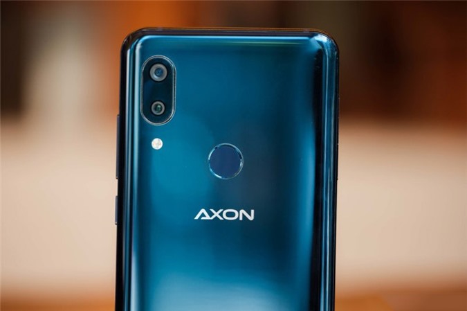 Clip: Trên tay smartphone chip S845, RAM 6 GB, chống nước