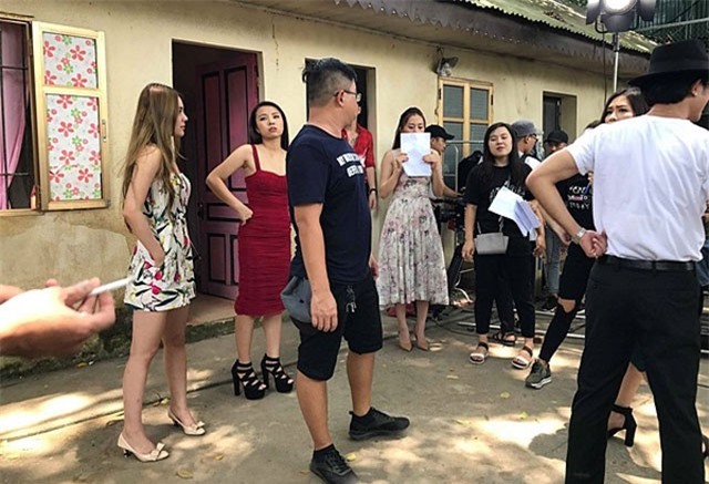 “Quỳnh búp bê” bật mí ảnh hậu trường "chất như nước cất"